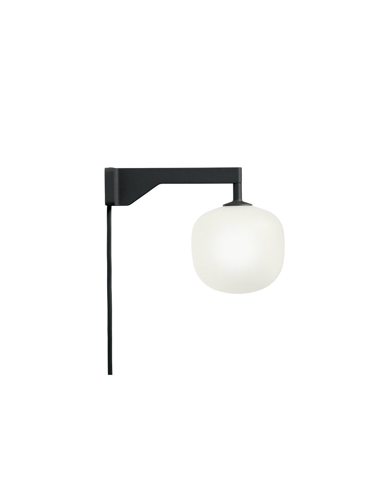 Rime- Sort væglampe fra Muuto med sandblæst glas og pulverlakeret topdel, frisørudstyr til frisørsalon